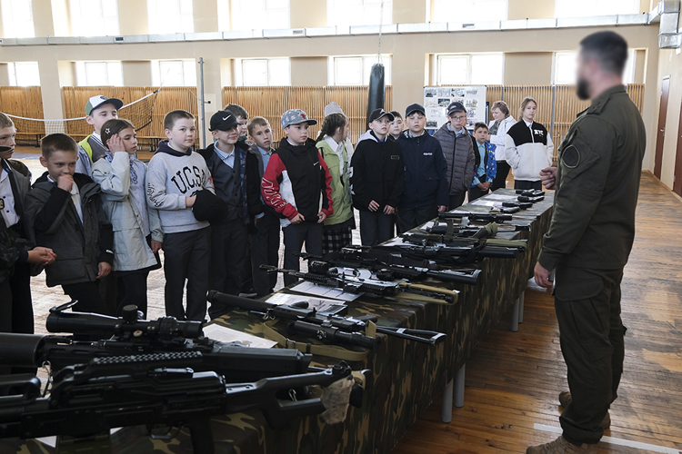 Патриотические мероприятия и встречи провели росгвардейцы с подрастающим поколением в Сибири 