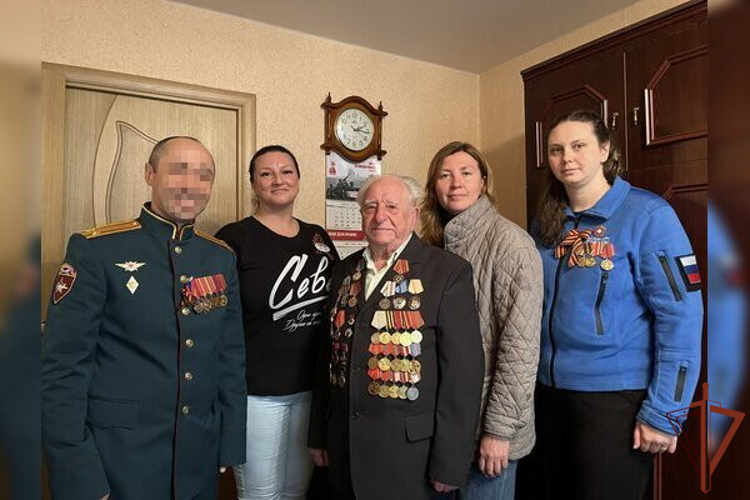 В Смоленске росгвардейцы поздравили с Днем Победы 99-летнего ветерана Великой Отечественной войны