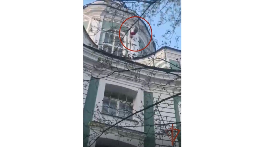 В Санкт-Петербурге росгвардейцы задержали хулигана, проникшего на крышу Кунсткамеры (видео)