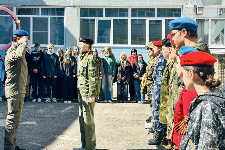 Патриотические мероприятия и встречи провели росгвардейцы с подрастающим поколением в Сибири 