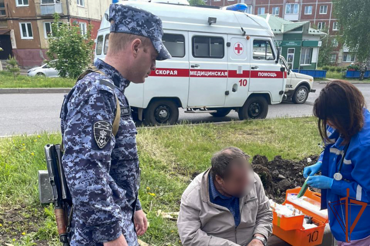 Сотрудники Росгвардии пришли на помощь почувствовавшему недомогание пенсионеру в Кемеровской  области