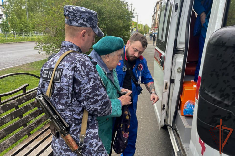 В  Кемеровской области росгвардейцы оказали доврачебную помощь пожилой женщине, получившей травму в результате падения 