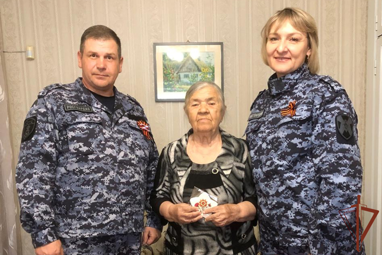 Росгвардейцы в регионах Сибири навестили ветеранов Великой Отечественной войны и оказали им помощь в быту