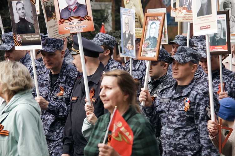 Военнослужащие и сотрудники Росгвардии в городах Сибири прошли торжественным маршем в День Победы (видео)