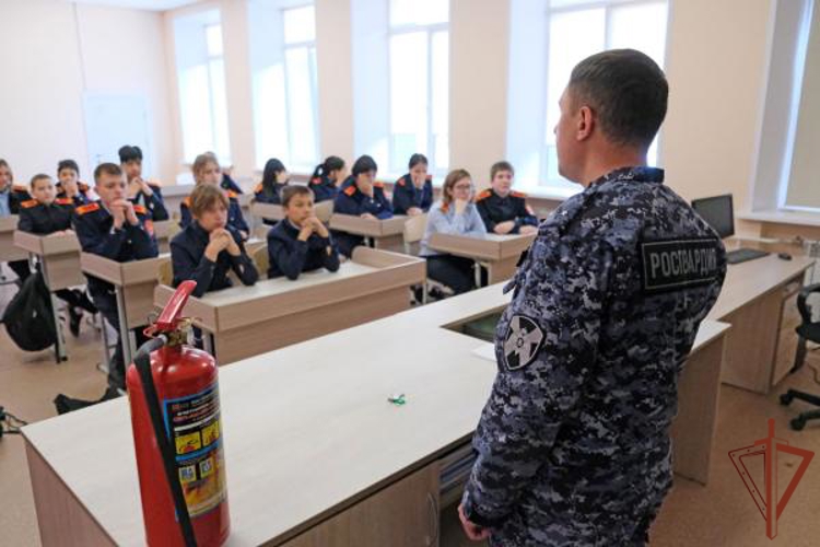 Патриотические мероприятия для молодежи провели росгвардейцы в Сибири 