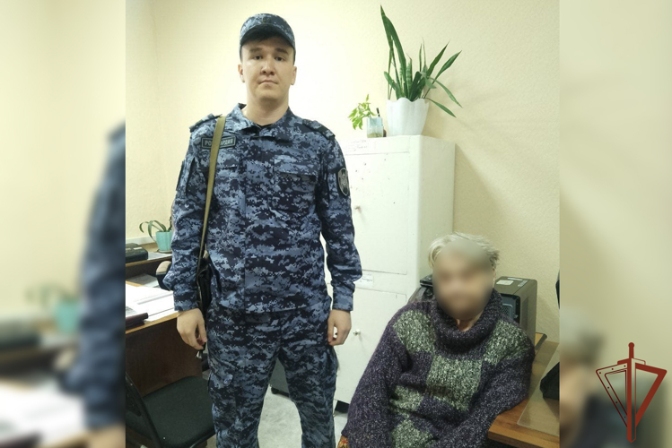 Заблудившейся пенсионерке с проблемами здоровья помогли вернуться домой росгвардейцы в Кузбассе 