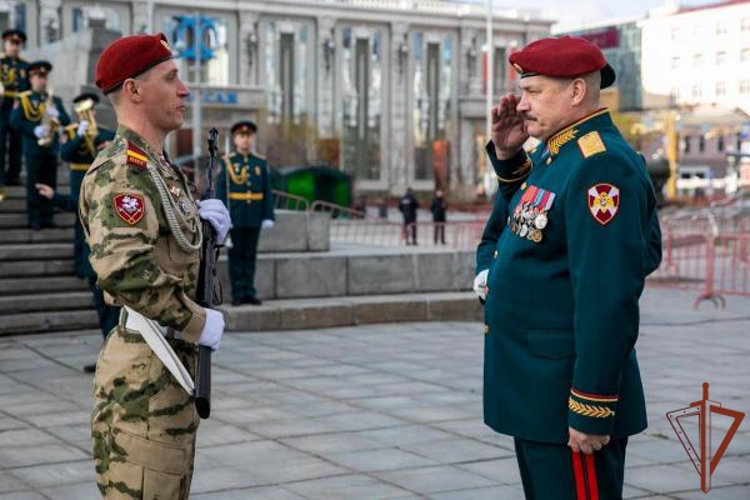 В Уральском округе Росгвардии наградили участников парадного расчета (видео)