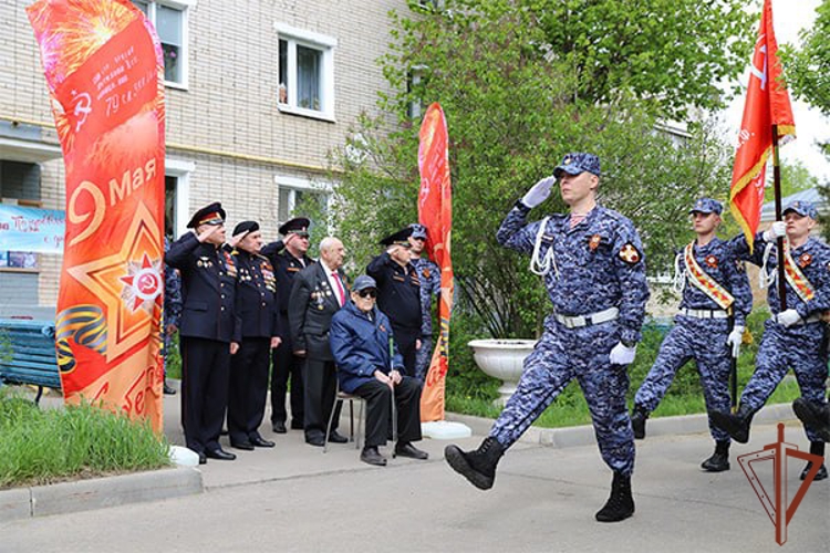 В Москве росгвардейцы поздравили ветеранов с юбилеем Победы (видео)