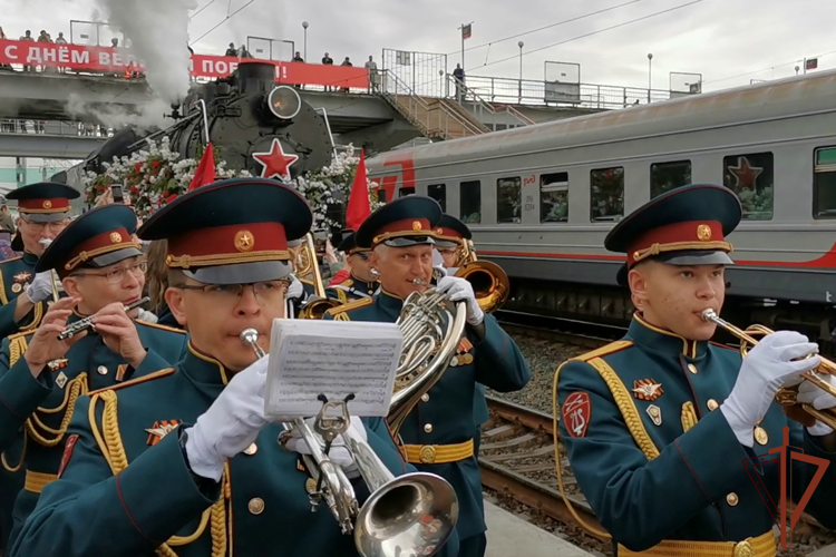 Ансамбль и оркестр Сибирского ордена Жукова округа Росгвардии продолжают серии выступлений в преддверии 9 Мая