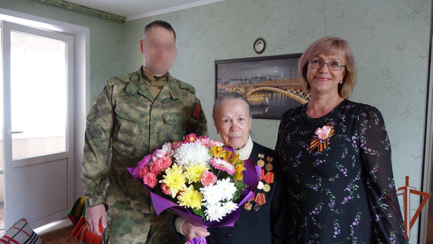 В Курской области военнослужащие Росгвардии поздравили ветеранов с 80-летием Великой Победы  