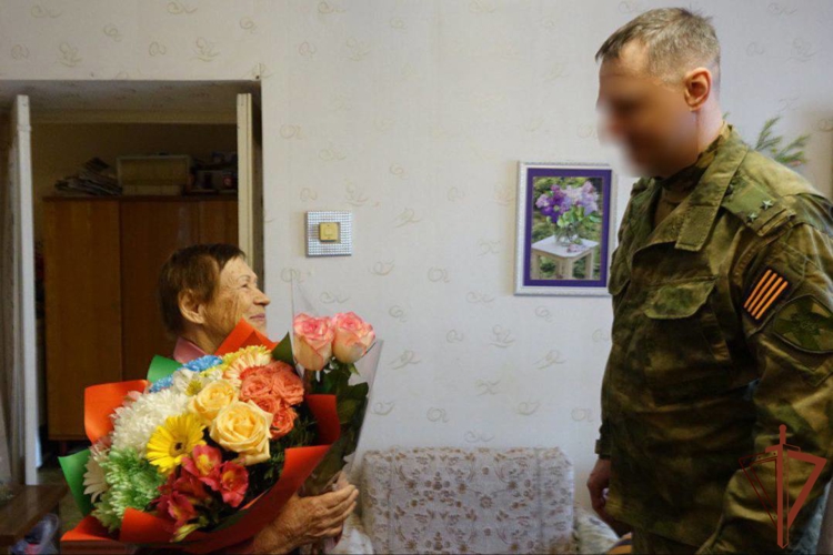 В Курской области военнослужащие Росгвардии поздравили ветеранов с 80-летием Великой Победы  