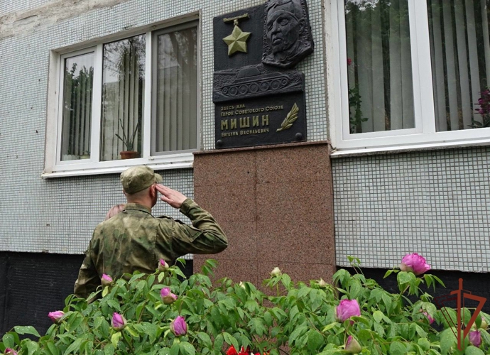 В Курской области военнослужащие Росгвардии поздравили ветеранов с 80-летием Великой Победы  