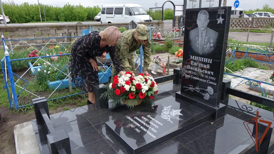 В Курской области военнослужащие Росгвардии поздравили ветеранов с 80-летием Великой Победы  