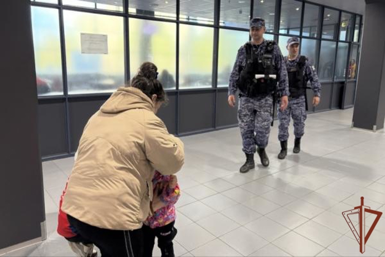 Сотрудники Росгвардии  в Ярославле помогли найти потерявшегося во время хоккейного матча ребенка