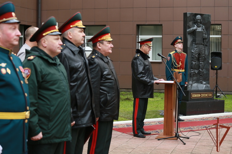 Памятник воинам-связистам Росгвардии открыли в Москве