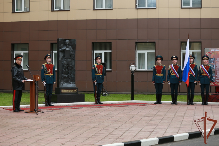 Памятник воинам-связистам Росгвардии открыли в Москве
