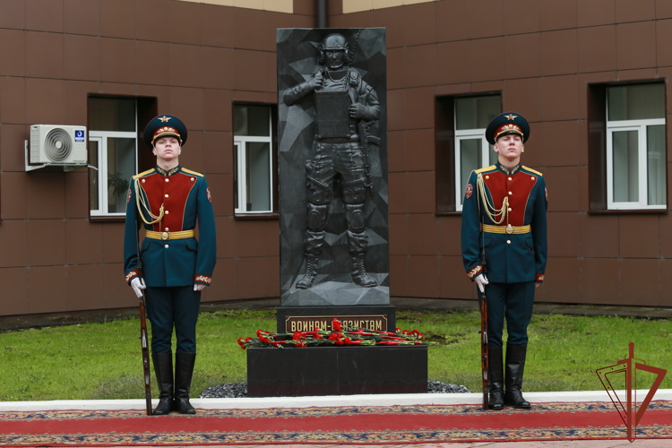 Памятник воинам-связистам Росгвардии открыли в Москве