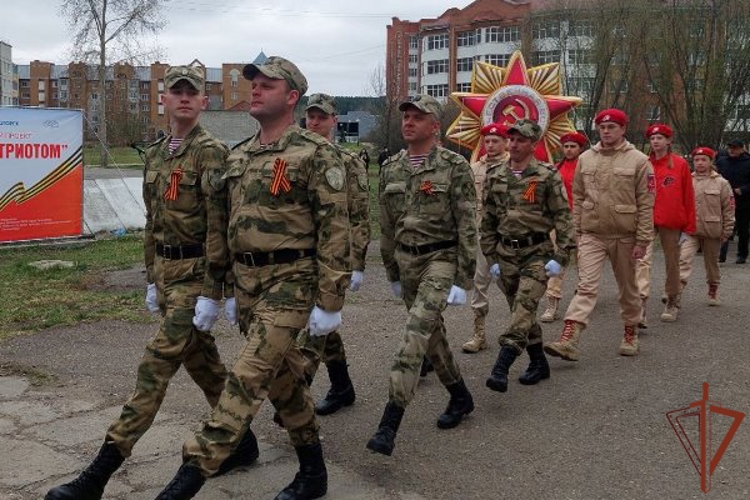 В регионах Сибири росгвардейцы провели персональные парады для ветеранов Великой Отечественной войны