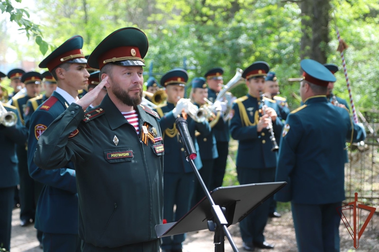 В Грозном военнослужащие Росгвардии почтили память участника Великой Отечественной войны 