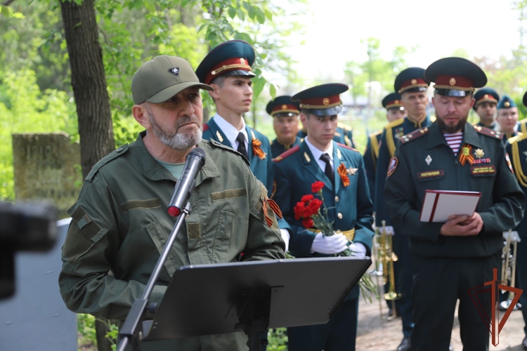 В Грозном военнослужащие Росгвардии почтили память участника Великой Отечественной войны 