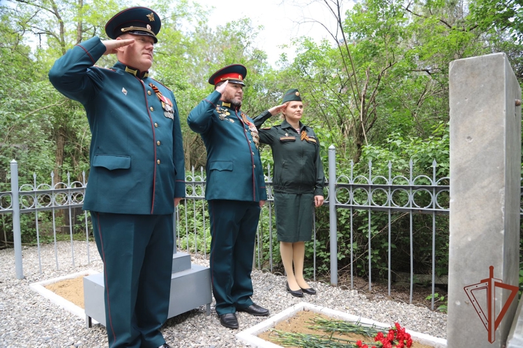 В Грозном военнослужащие Росгвардии почтили память участника Великой Отечественной войны 