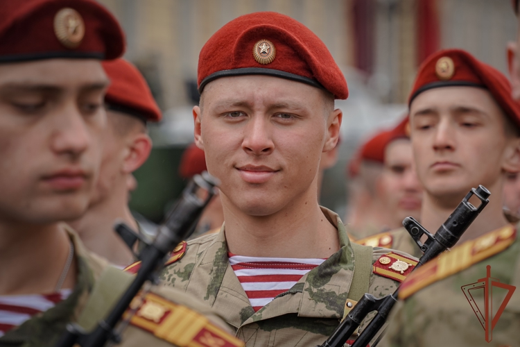 В параде Победы в Санкт-Петербурге приняли участие военнослужащие Росгвардии (видео)