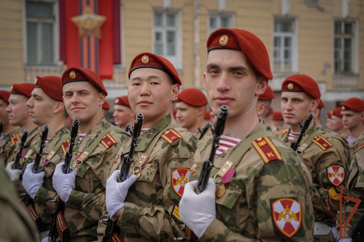 В параде Победы в Санкт-Петербурге приняли участие военнослужащие Росгвардии (видео)