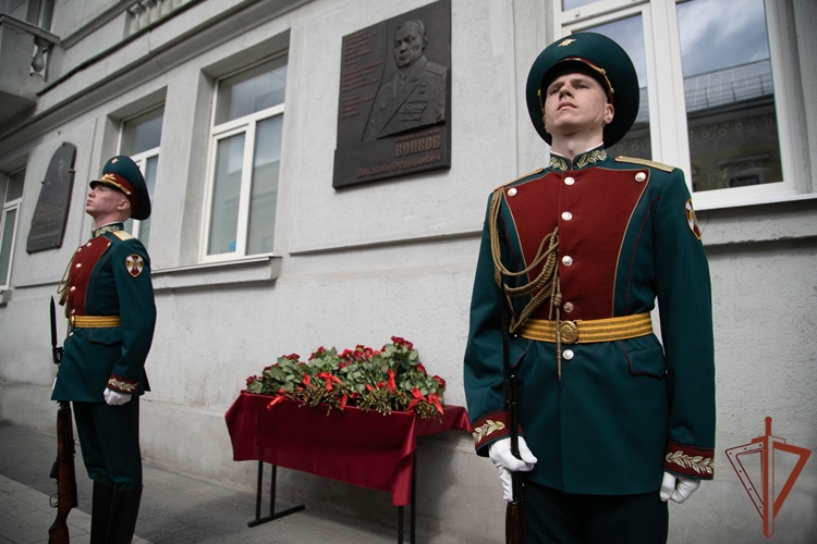 Памятную доску первому начальнику Управления внутренних войск МВД СССР по Волго-Вятской зоне генерал-лейтенанту Виталию Волкову открыли в Нижнем Новгороде (видео)