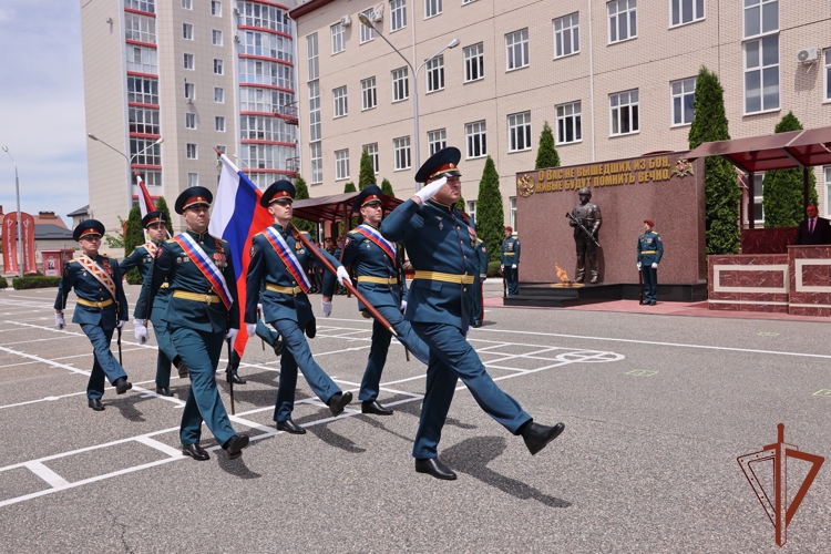 Директор Росгвардии Герой России генерал армии Виктор Золотов вручил личный штандарт командующему Северо-Кавказским округом  войск национальной гвардии (видео)