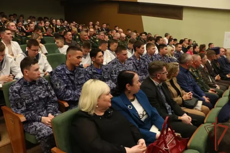 Награду общественного признания в Омске вручили отцу сотрудника СОБР Росгвардии, погибшего в зоне СВО