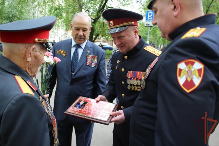 Участников Великой Отечественной войны поздравили росгвардейцы Центрального округа в рамках акции «Парад у дома ветерана» 