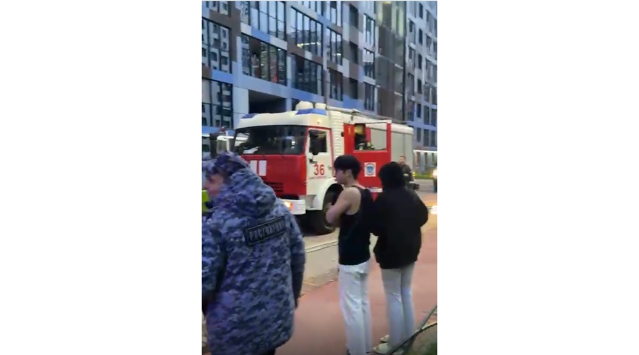 Росгвардейцы в Санкт-Петербурге помогли эвакуировать жильцов дома, в котором произошел пожар (видео)