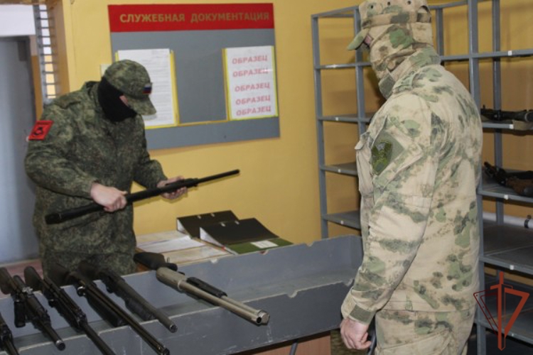 Росгвардейцы передали 200 единиц гладкоствольного оружия бойцам, принимающим участие в СВО