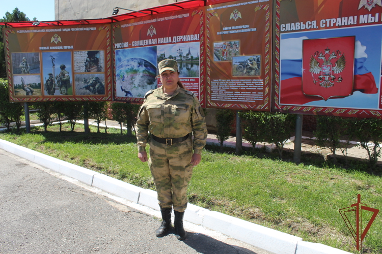 Военнослужащая астраханского батальона Росгвардии пришла на помощь потерявшему сознание мужчине