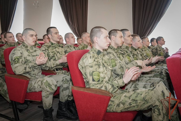 Военнослужащим Росгвардии презентована книга об участии войск НКВД в обороне Ленинграда 