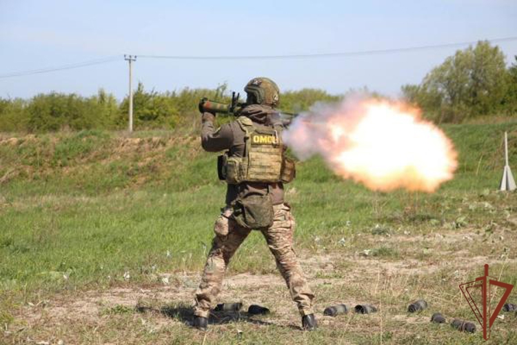 В Калининградской области росгвардейцы провели учебные стрельбы (видео)