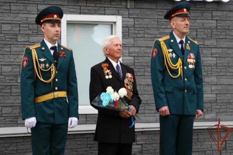 Парады у домов ветеранов на Урале продолжает проводить Росгвардия