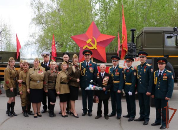 Парады у домов ветеранов на Урале продолжает проводить Росгвардия
