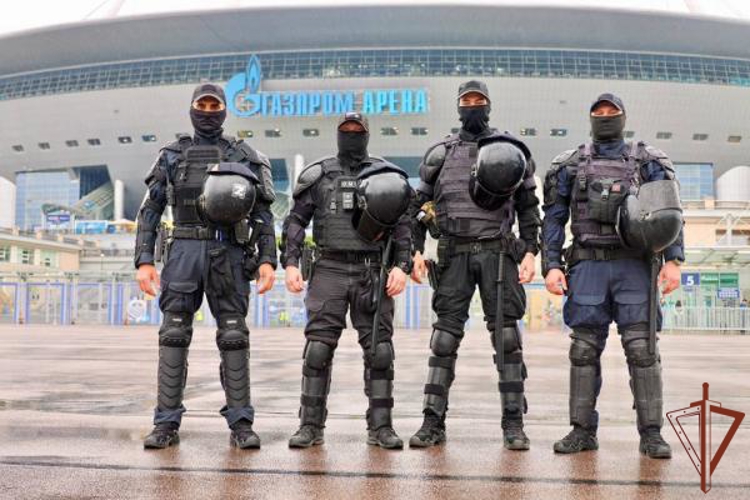 В Санкт-Петербурге росгвардейцы обеспечили безопасность Матча Легенд в честь 100-летия ФК «Зенит»