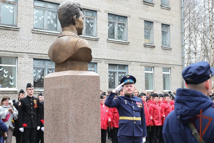 В Архангельске установили бюст военнослужащему войск правопорядка Герою России майору Андрею Анощенкову