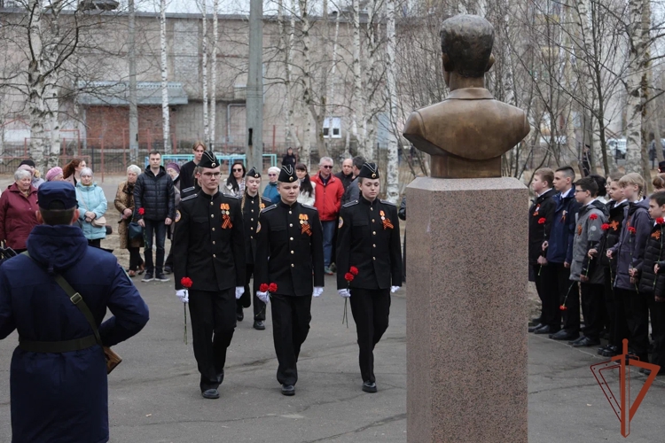 В Архангельске установили бюст военнослужащему войск правопорядка Герою России майору Андрею Анощенкову
