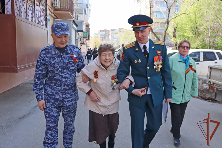 На Дальнем Востоке росгвардейцы провели патриотическую акцию «Парад у дома ветерана» 