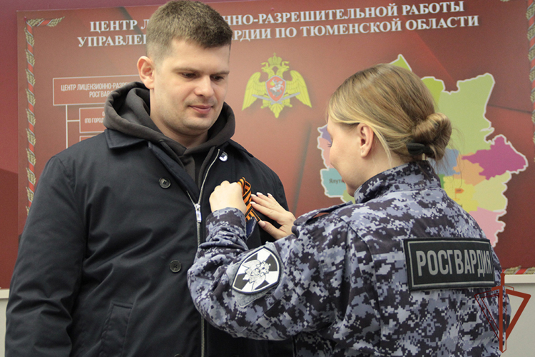 Росгвардейцы вручили символы Великой Победы жителям уральских городов