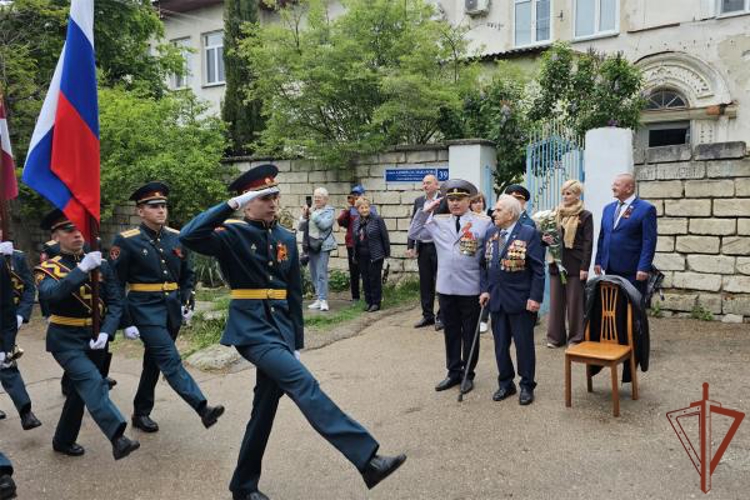 Росгвардейцы в Севастополе провели парад для ветерана Великой Отечественной войны 