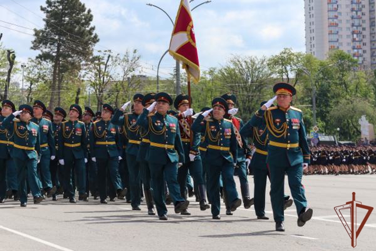 Парадные расчеты Южного округа Росгвардии прошли по главным улицам городов в День Победы (видео)