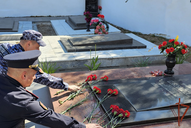 Цветы к могиле комбата Победы возложили представители Росгвардии в Севастополе