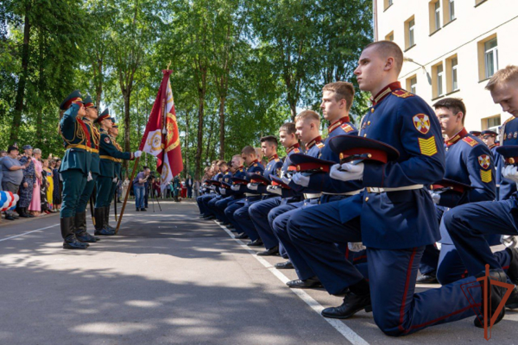 Выпускники кадетских училищ Росгвардии простились со Знаменем (видео)
