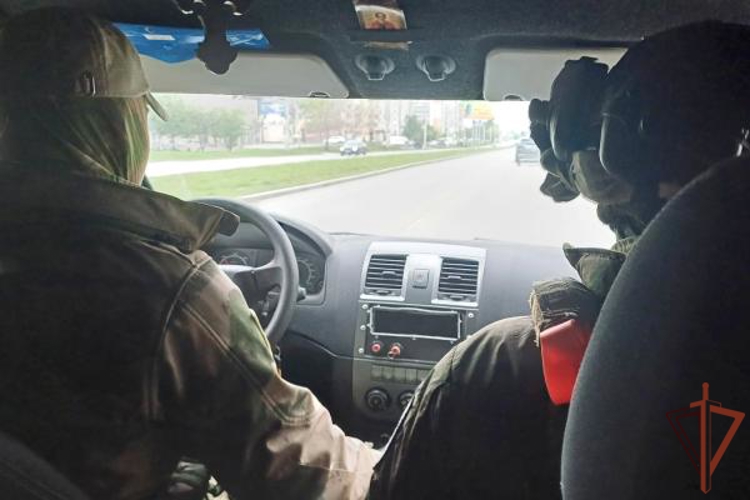 При силовой поддержке ОМОН Росгвардии в Кургане задержан подозреваемый в распространении порнографии с участием несовершеннолетних