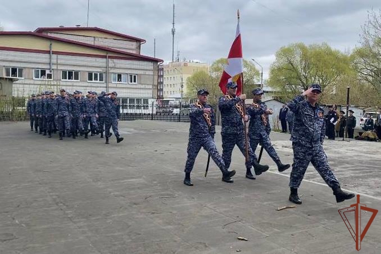 В регионах Сибири росгвардейцы провели персональные парады для ветеранов Великой Отечественной войны