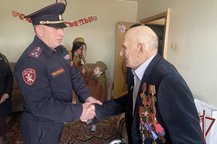 В регионах Сибири росгвардейцы провели персональные парады для ветеранов Великой Отечественной войны